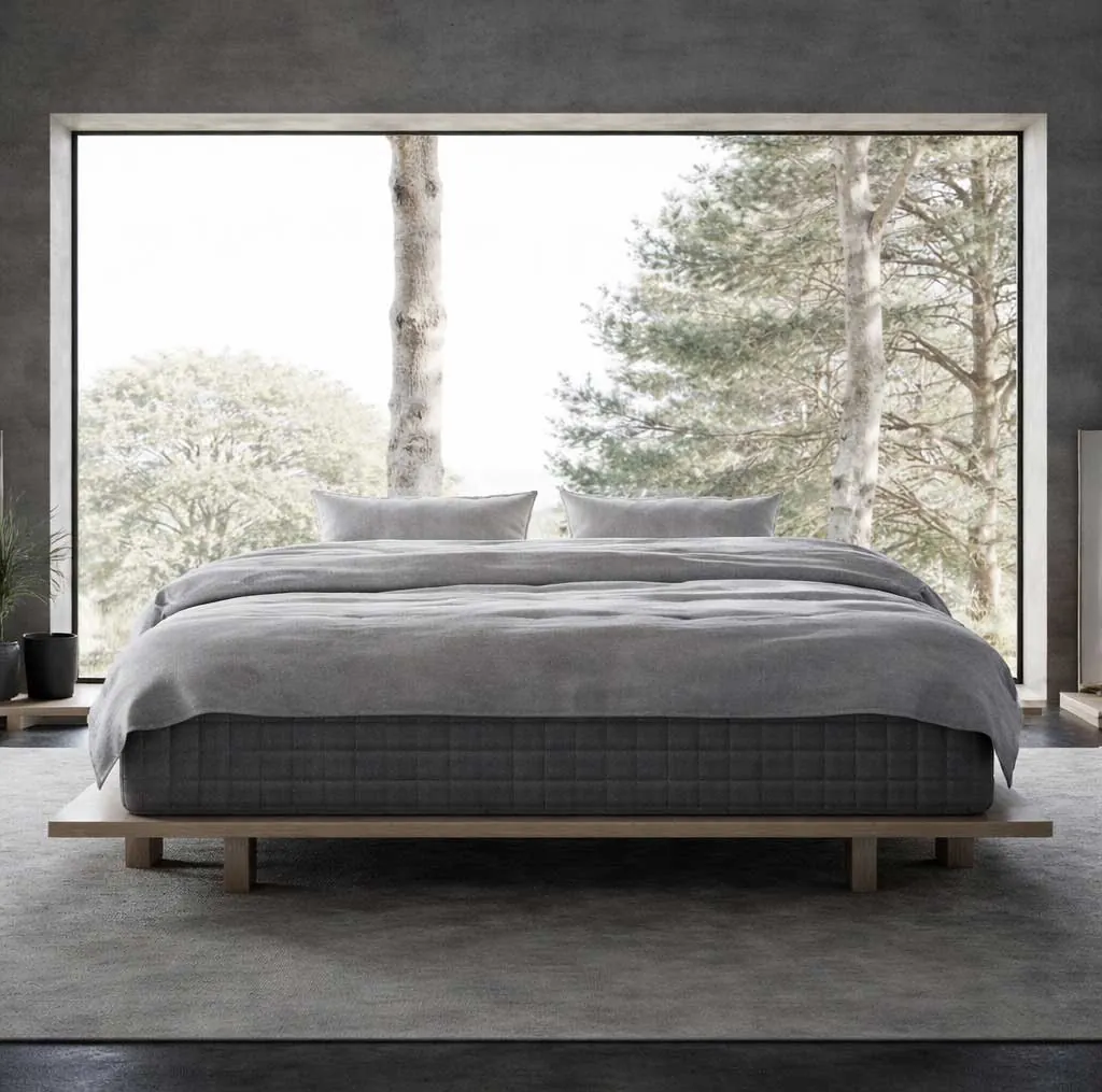 BODYGUARD® Anti-Kartell-Matratze: Ein Ausschnitt mit dem Text mittelfest/fester zeigt den Matratzenkern; daneben ein Wendesymbol mit Text: Einfach wenden/2-in-1-Matratze