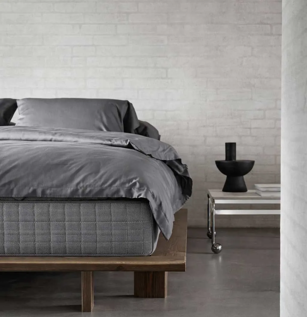 BODYGUARD® Anti-Kartell-Matratze: Ein Ausschnitt mit dem Text mittelfest/fester zeigt den Matratzenkern; daneben ein Wendesymbol mit Text: Einfach wenden/2-in-1-Matratze